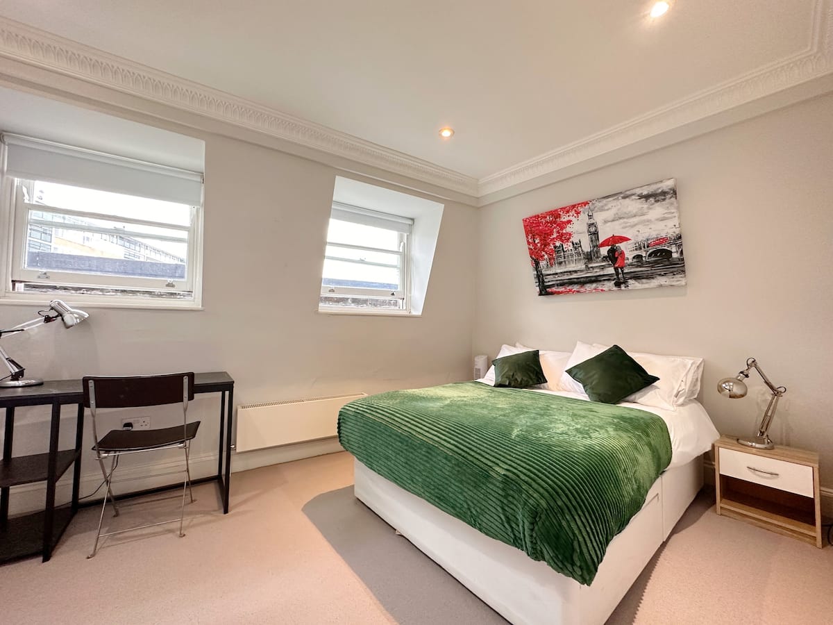 Top-Floor Room with private Bath walk to Victoria